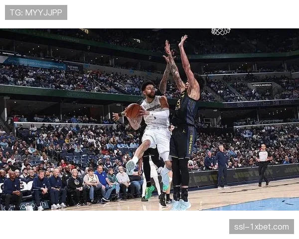 勇士大胜灰熊,残阵九人轮换展现冠军体系深度